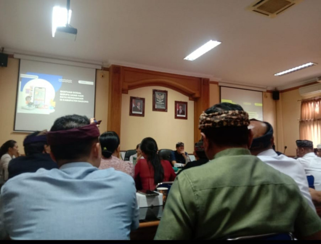 Rapat bantuan sosial berupa uang hari raya keagamaan di kabupaten Badung di Ruangan Rapat Kriya gosana Kabupaten Badung